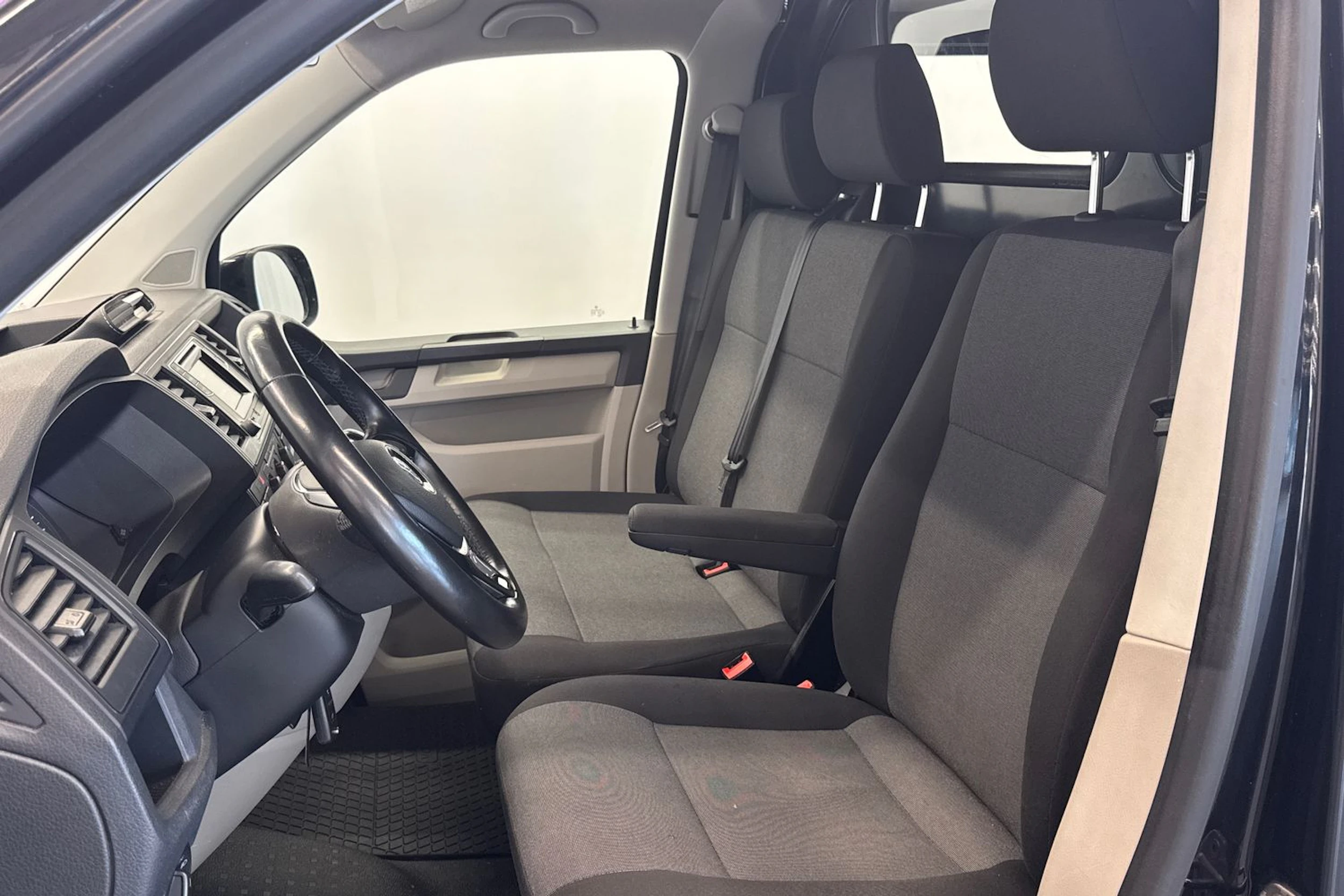 musta Volkswagen Transporter 2019 kuva 15.