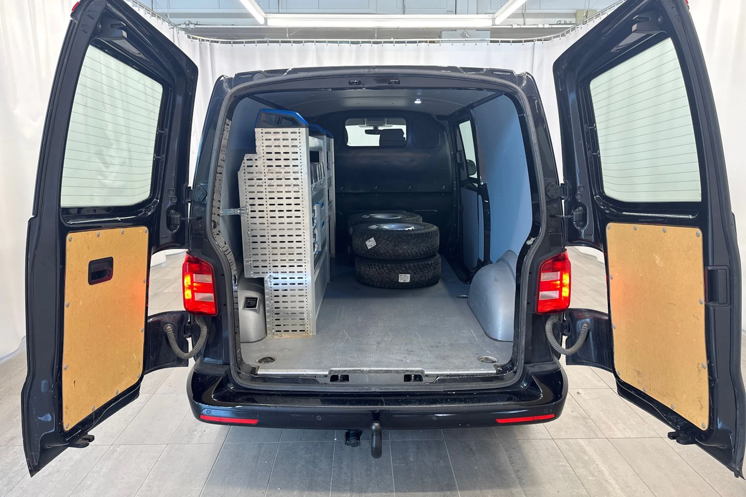 musta Volkswagen Transporter 2019 kuva 16.