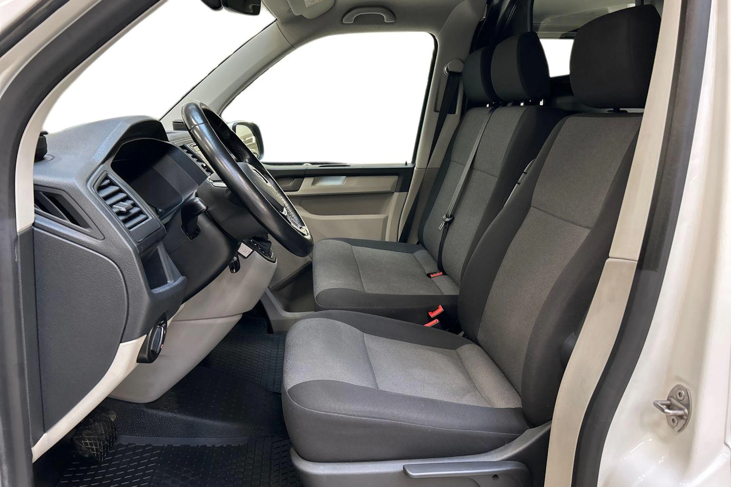valkoinen Volkswagen Transporter 2019 kuva 8.
