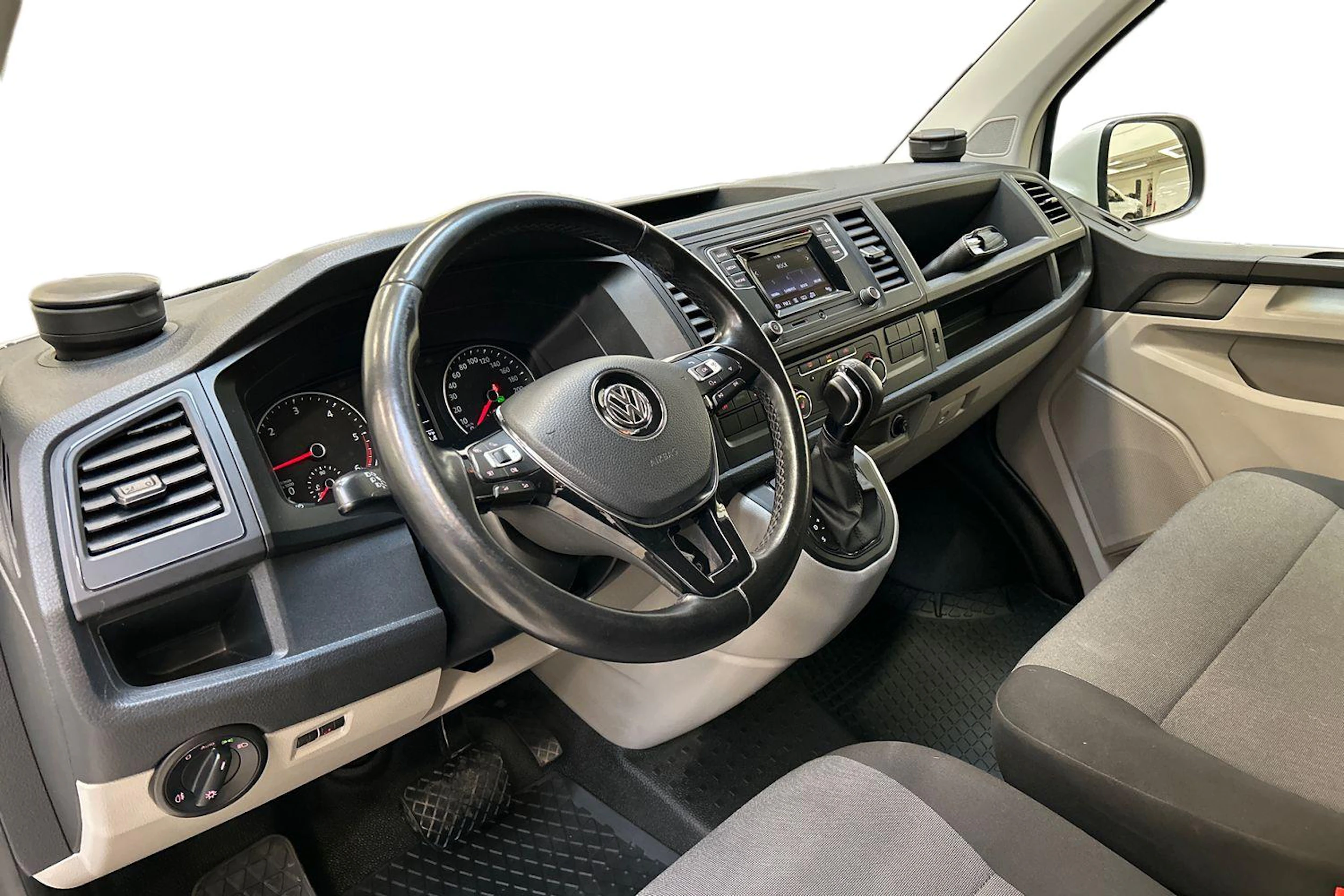 valkoinen Volkswagen Transporter 2019 kuva 9.