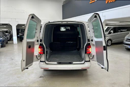 valkoinen Volkswagen Transporter 2019 kuva 11.