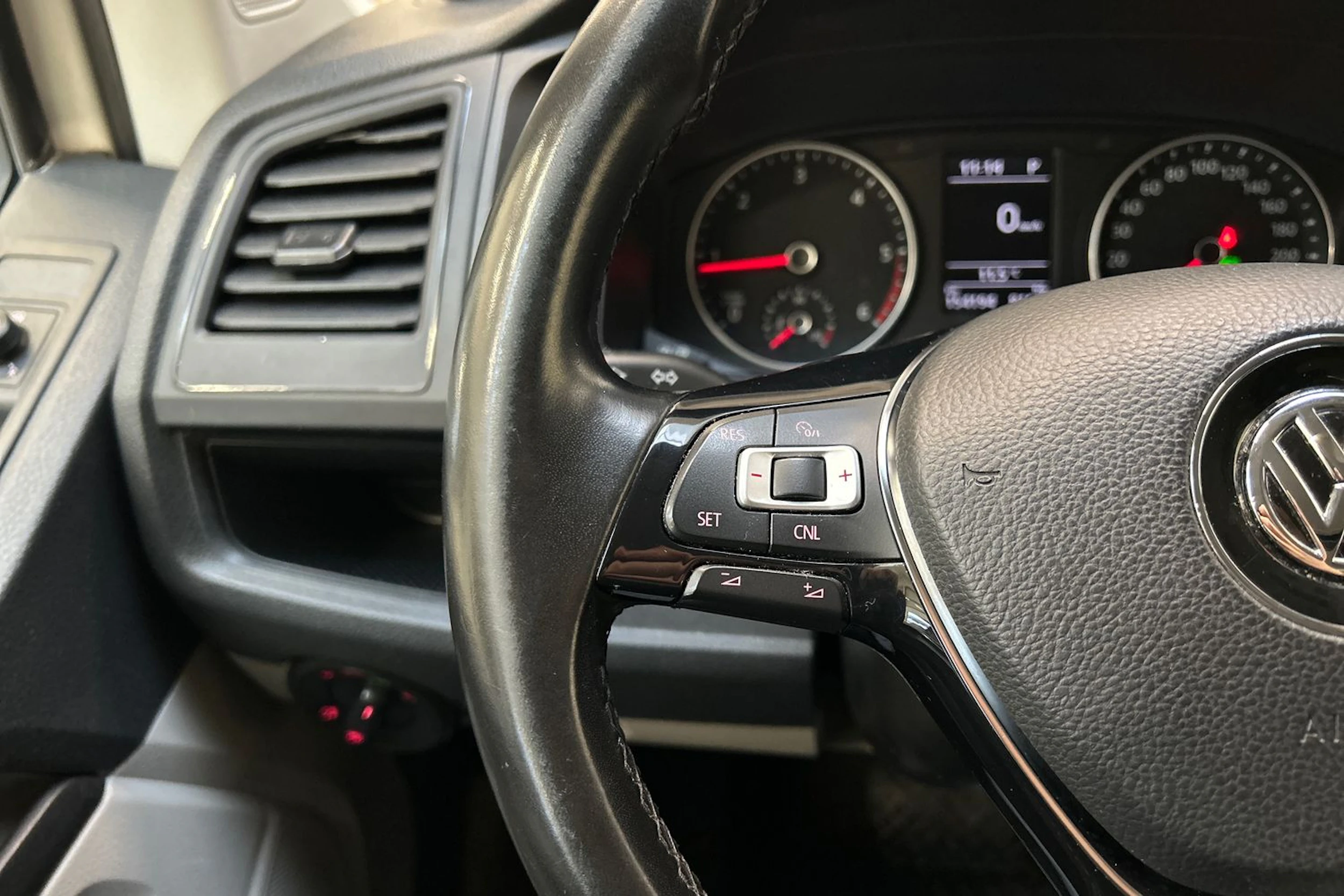 valkoinen Volkswagen Transporter 2019 kuva 13.