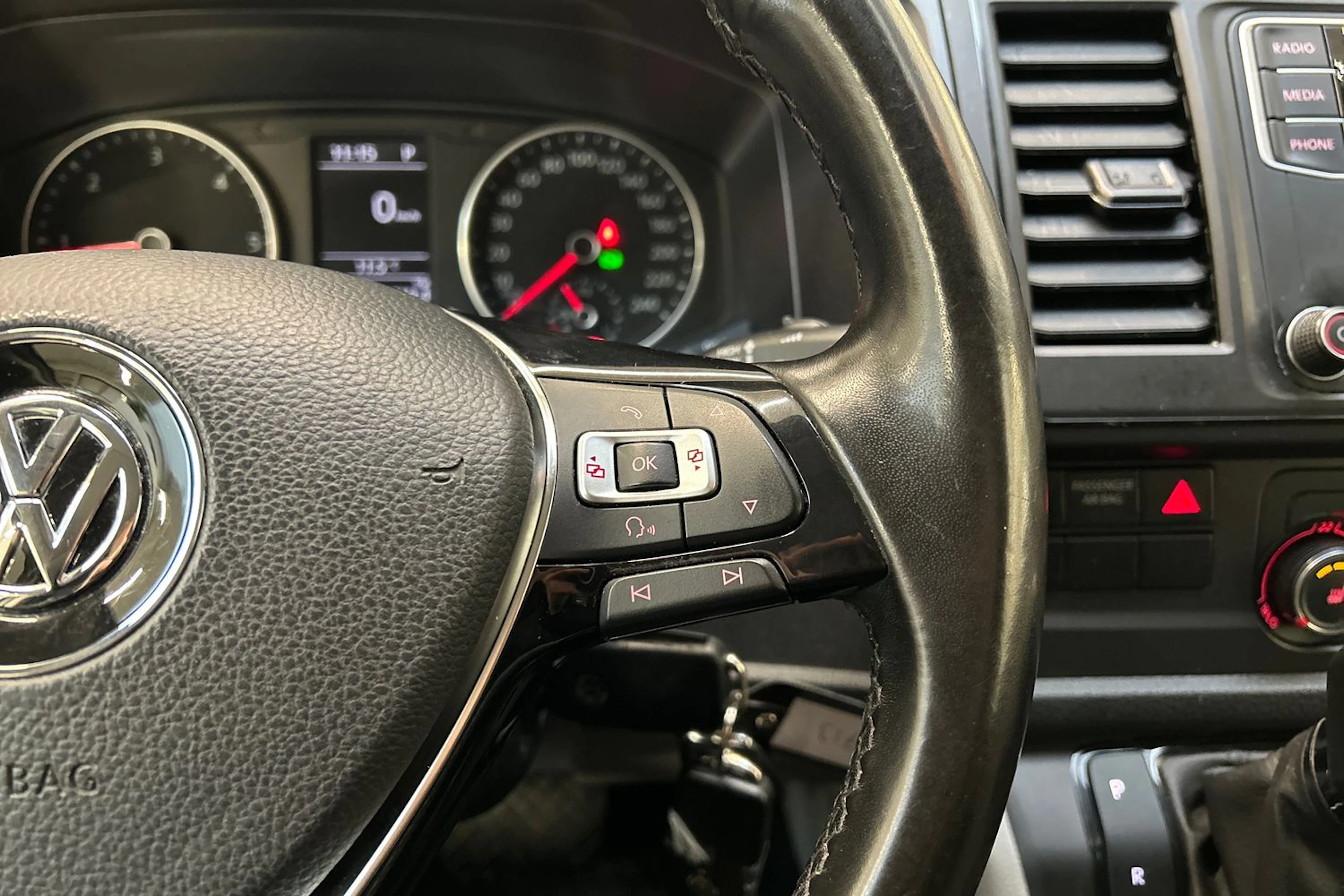 valkoinen Volkswagen Transporter 2019 kuva 15.