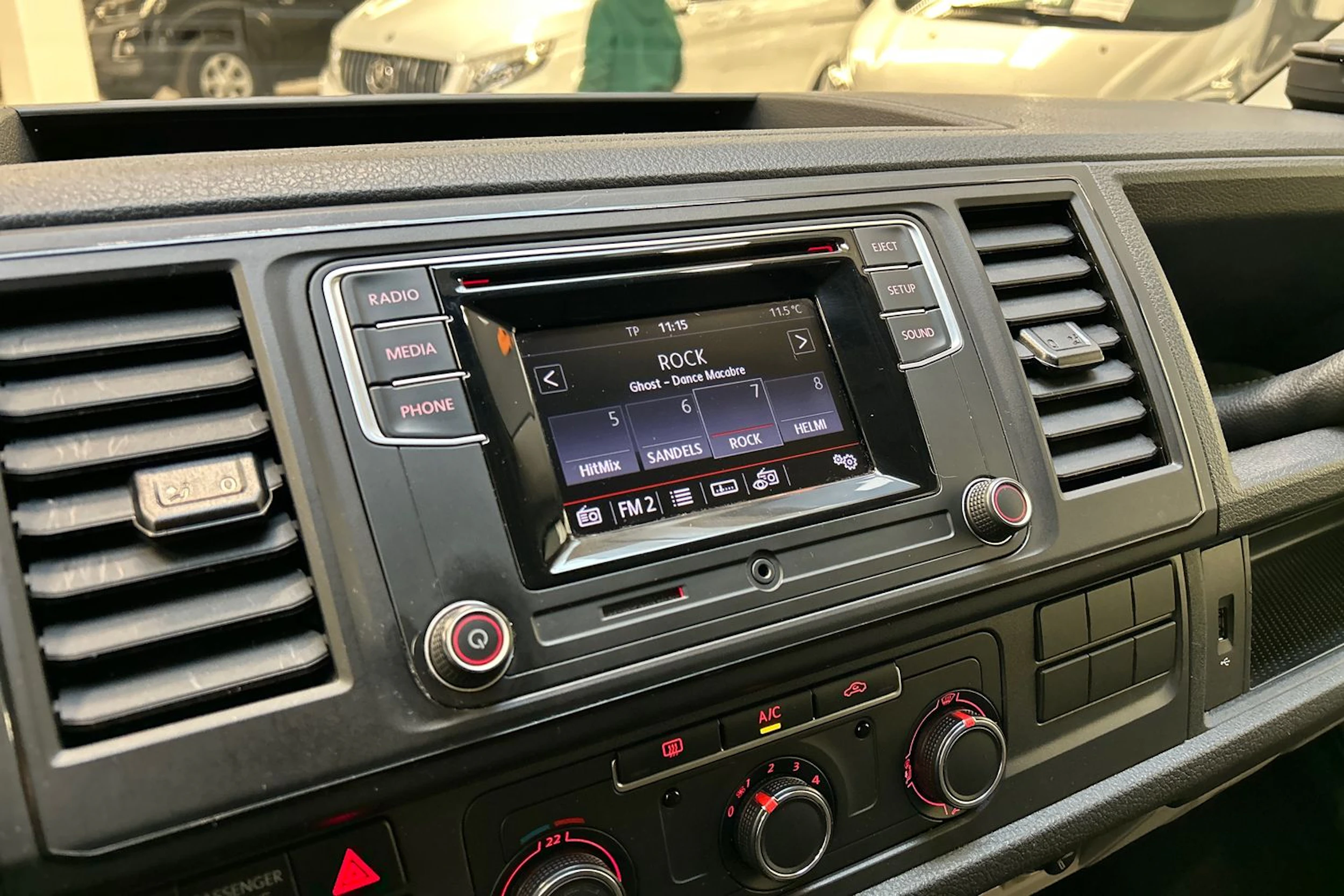 valkoinen Volkswagen Transporter 2019 kuva 16.