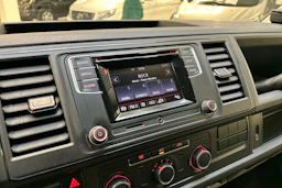 valkoinen Volkswagen Transporter 2019 kuva 16.