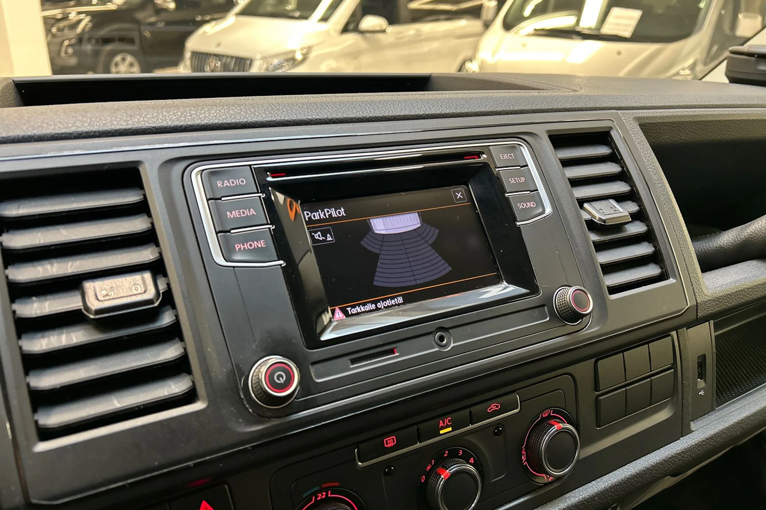 valkoinen Volkswagen Transporter 2019 kuva 17.