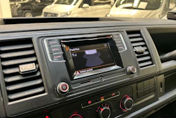 valkoinen Volkswagen Transporter 2019 kuva 17.