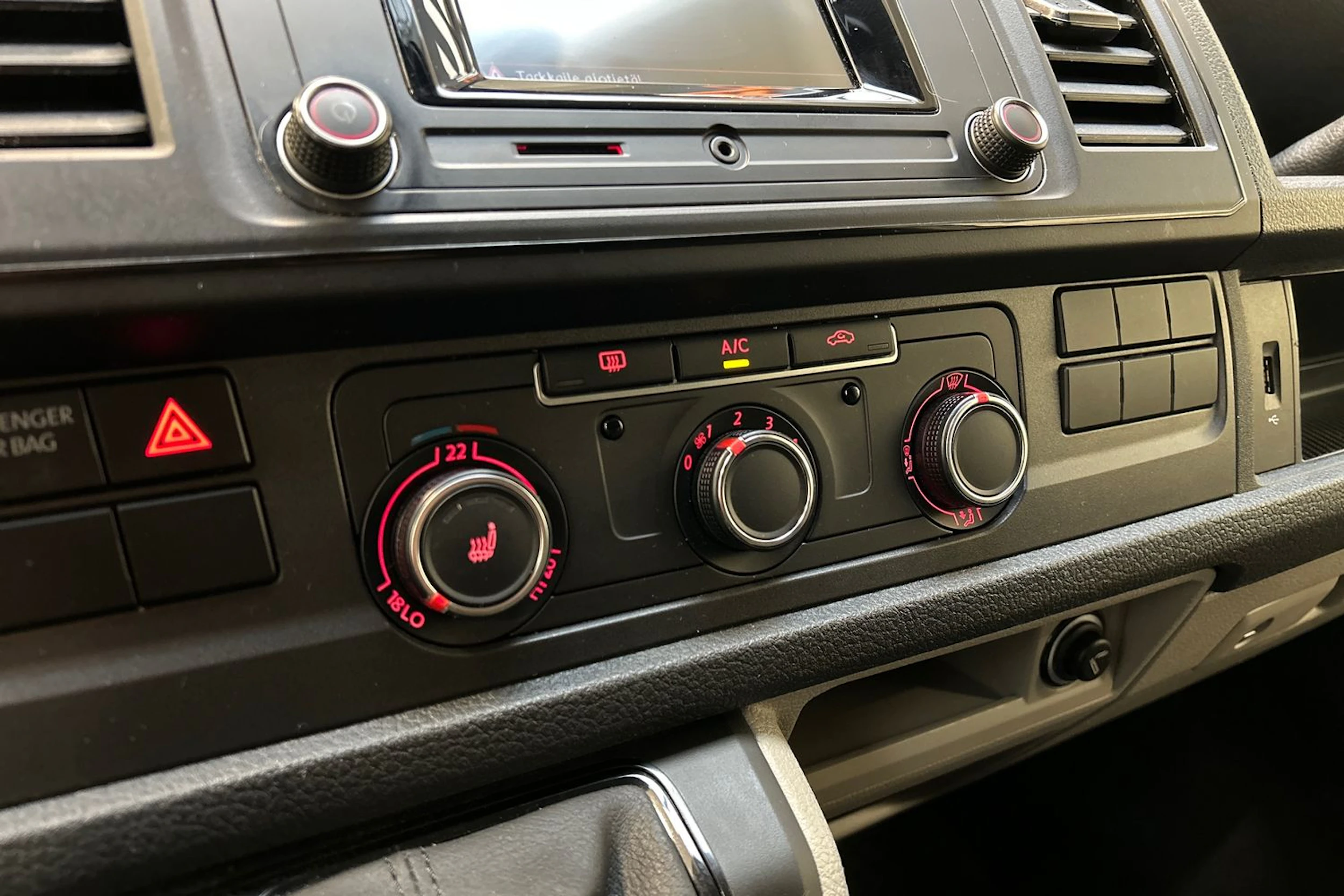valkoinen Volkswagen Transporter 2019 kuva 18.