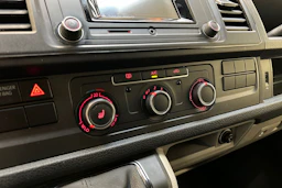 valkoinen Volkswagen Transporter 2019 kuva 18.