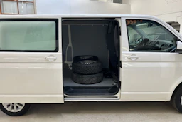 valkoinen Volkswagen Transporter 2019 kuva 22.