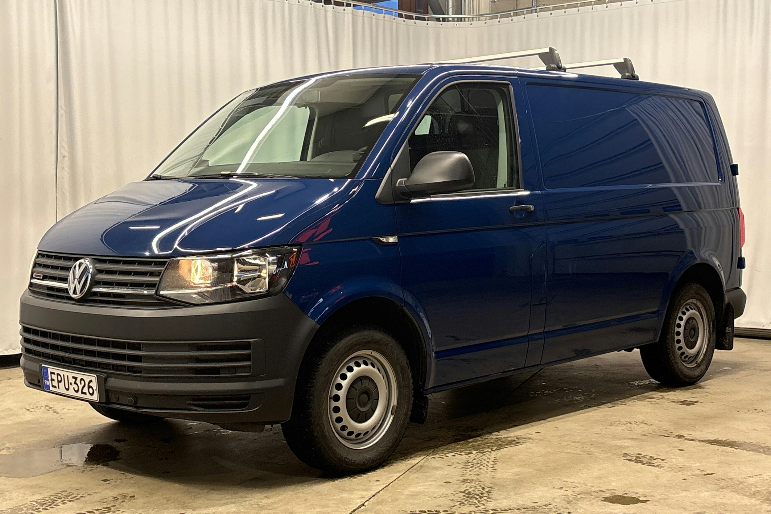 sininen Volkswagen Transporter 2019 kuva 8.