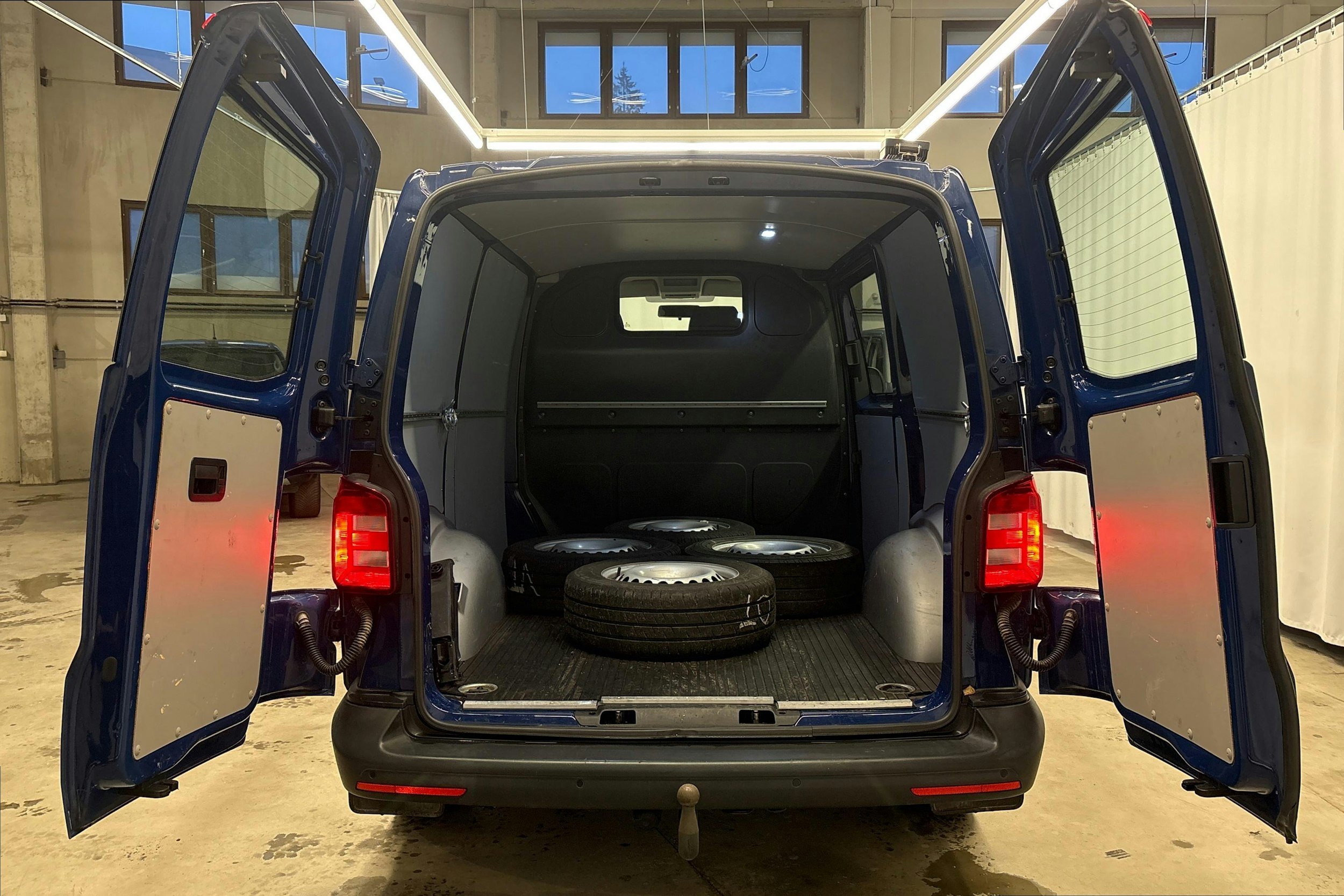 sininen Volkswagen Transporter 2019 kuva 11.