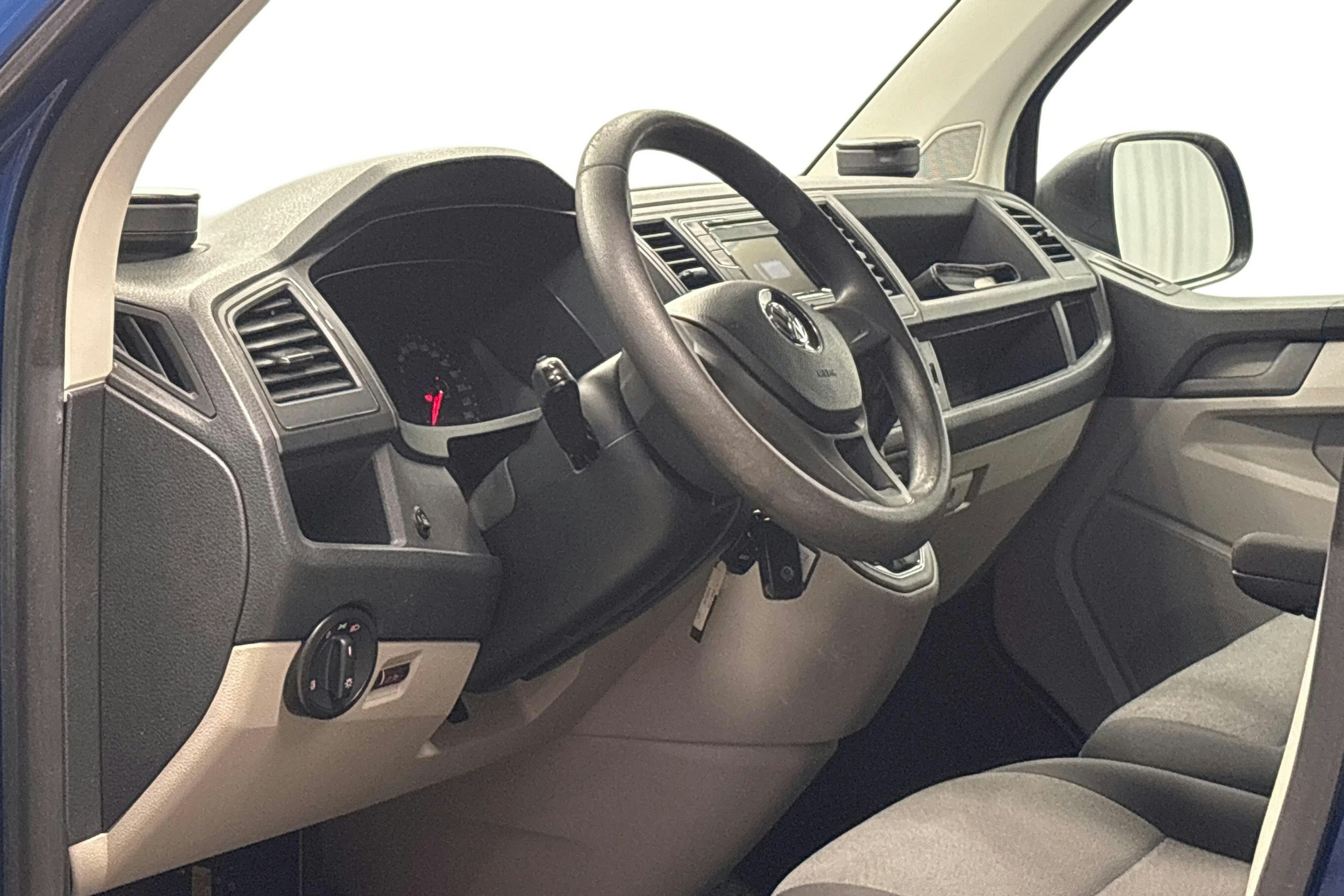 sininen Volkswagen Transporter 2019 kuva 12.