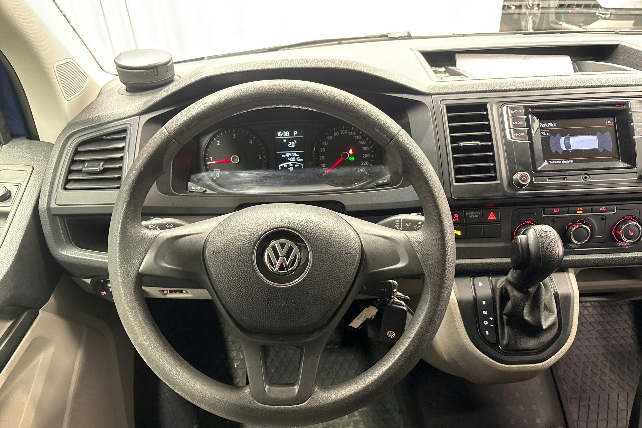 sininen Volkswagen Transporter 2019 kuva 15.