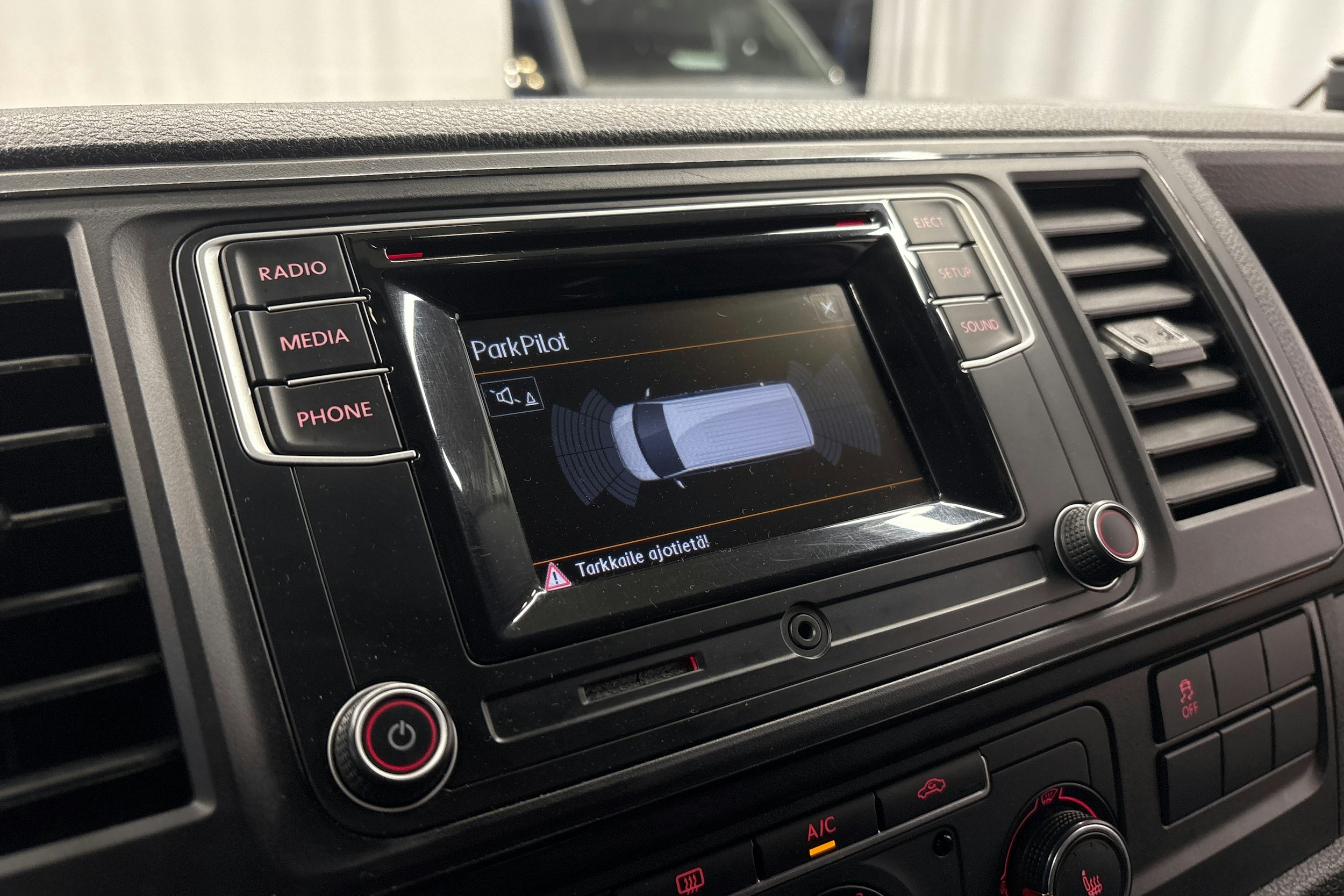 sininen Volkswagen Transporter 2019 kuva 17.