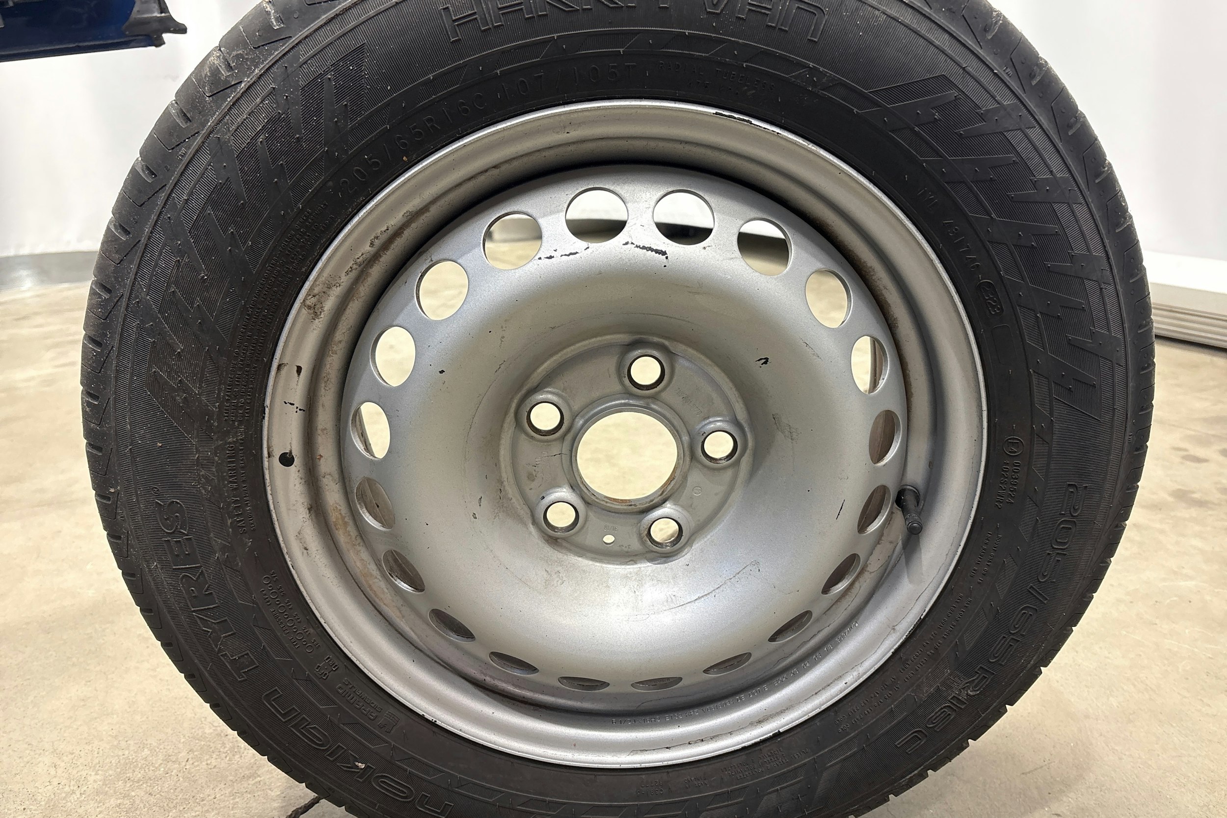 sininen Volkswagen Transporter 2019 kuva 22.