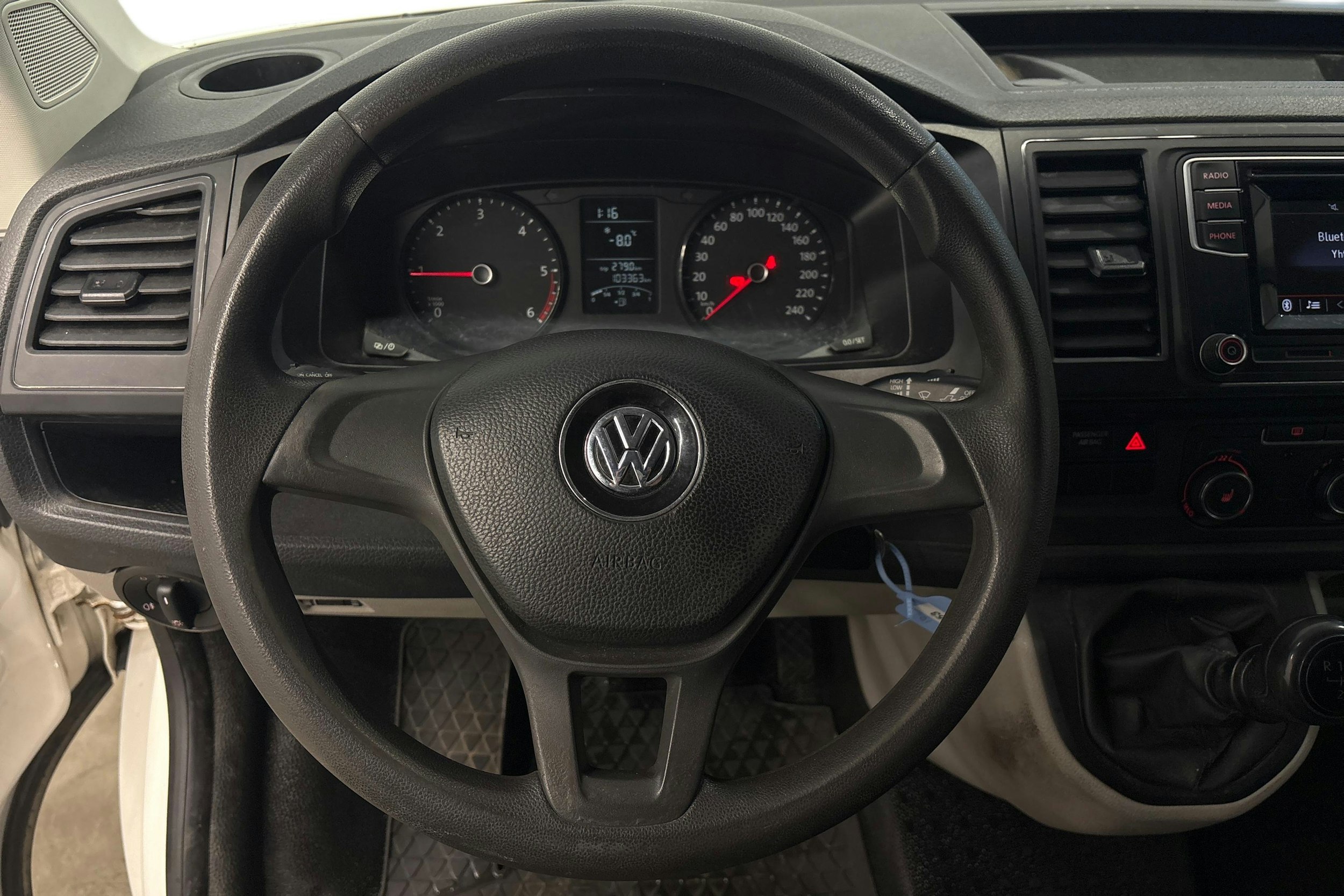 valkoinen Volkswagen Transporter 2019 kuva 11.