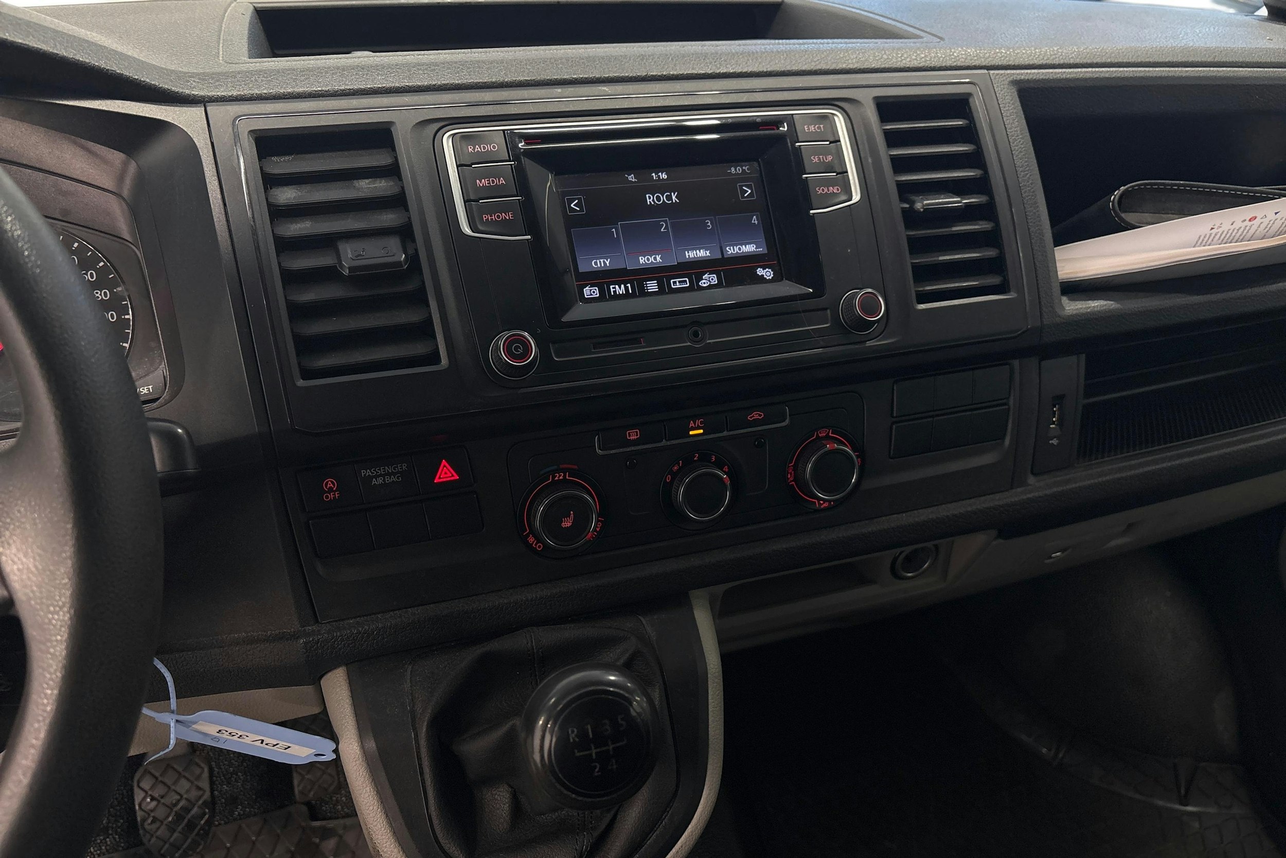 valkoinen Volkswagen Transporter 2019 kuva 12.