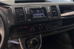 valkoinen Volkswagen Transporter 2019 kuva 12.