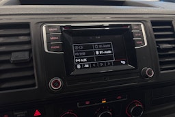 valkoinen Volkswagen Transporter 2019 kuva 13.