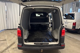 valkoinen Volkswagen Transporter 2019 kuva 15.