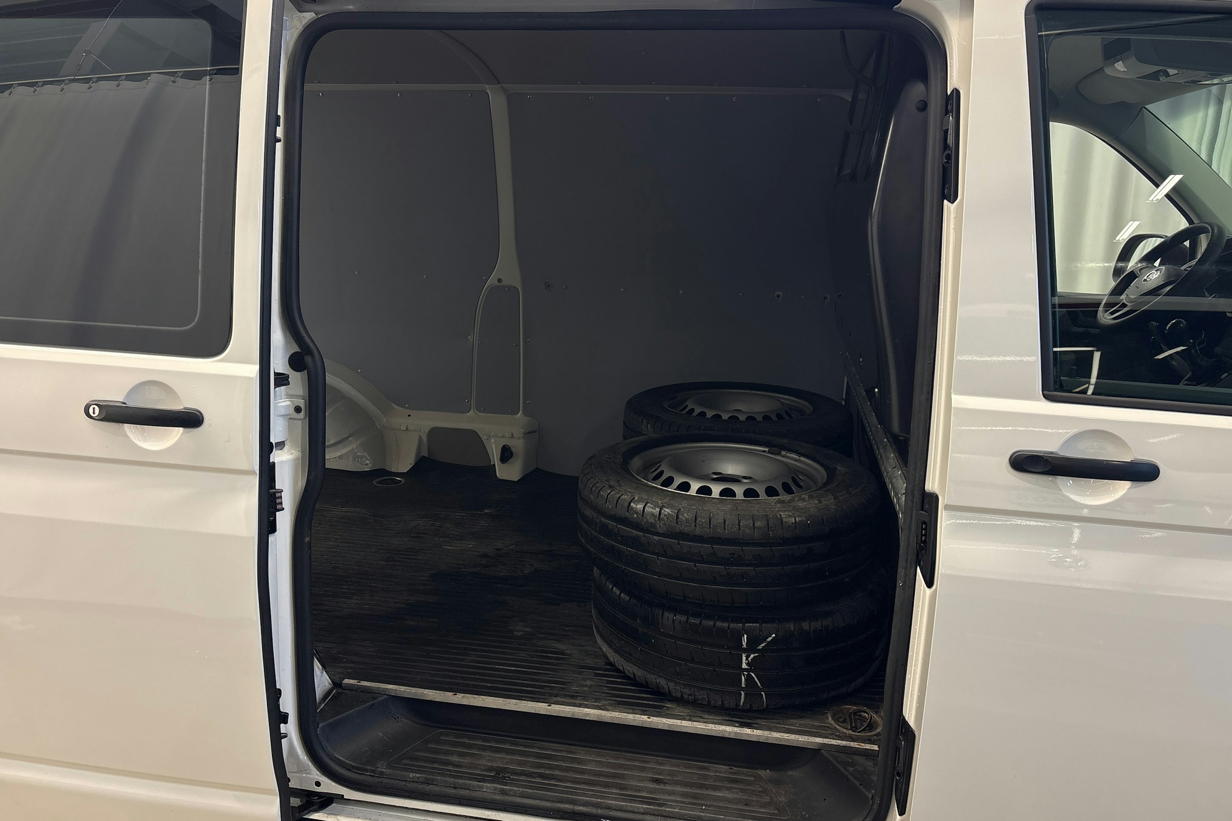 valkoinen Volkswagen Transporter 2019 kuva 16.