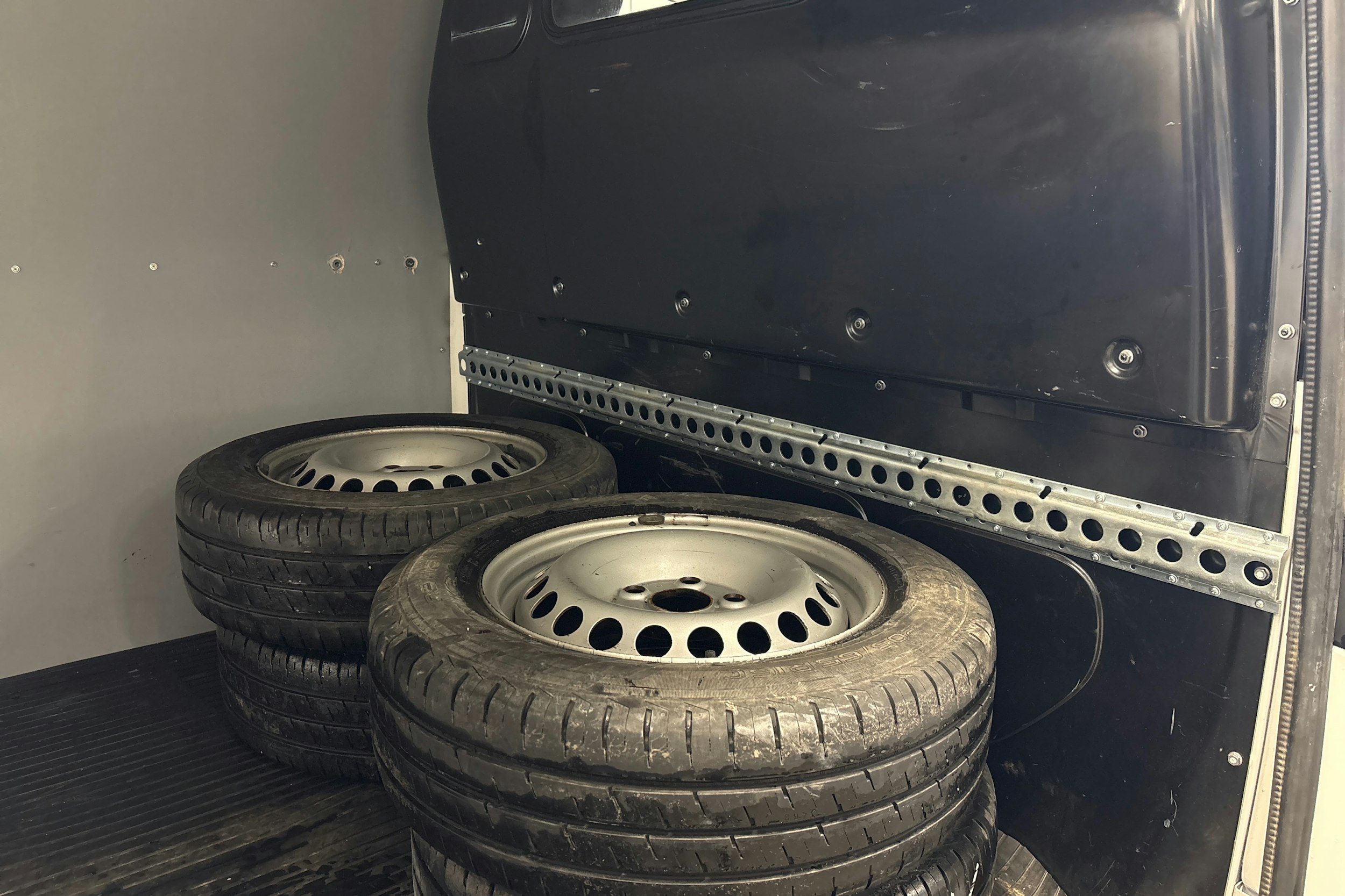 valkoinen Volkswagen Transporter 2019 kuva 17.