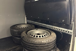 valkoinen Volkswagen Transporter 2019 kuva 17.