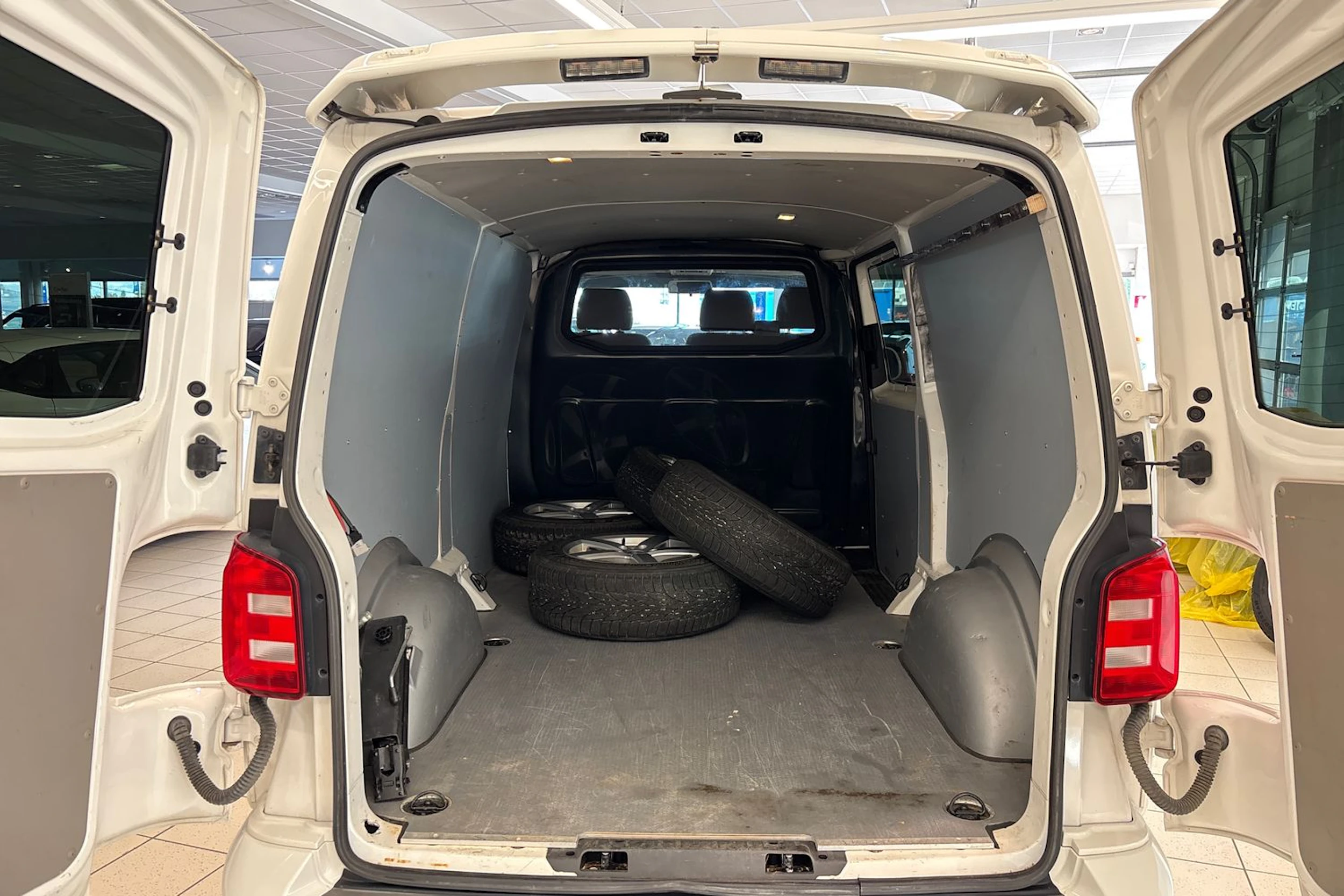 Valkoinen Volkswagen TRANSPORTER 2019 kuva 21.