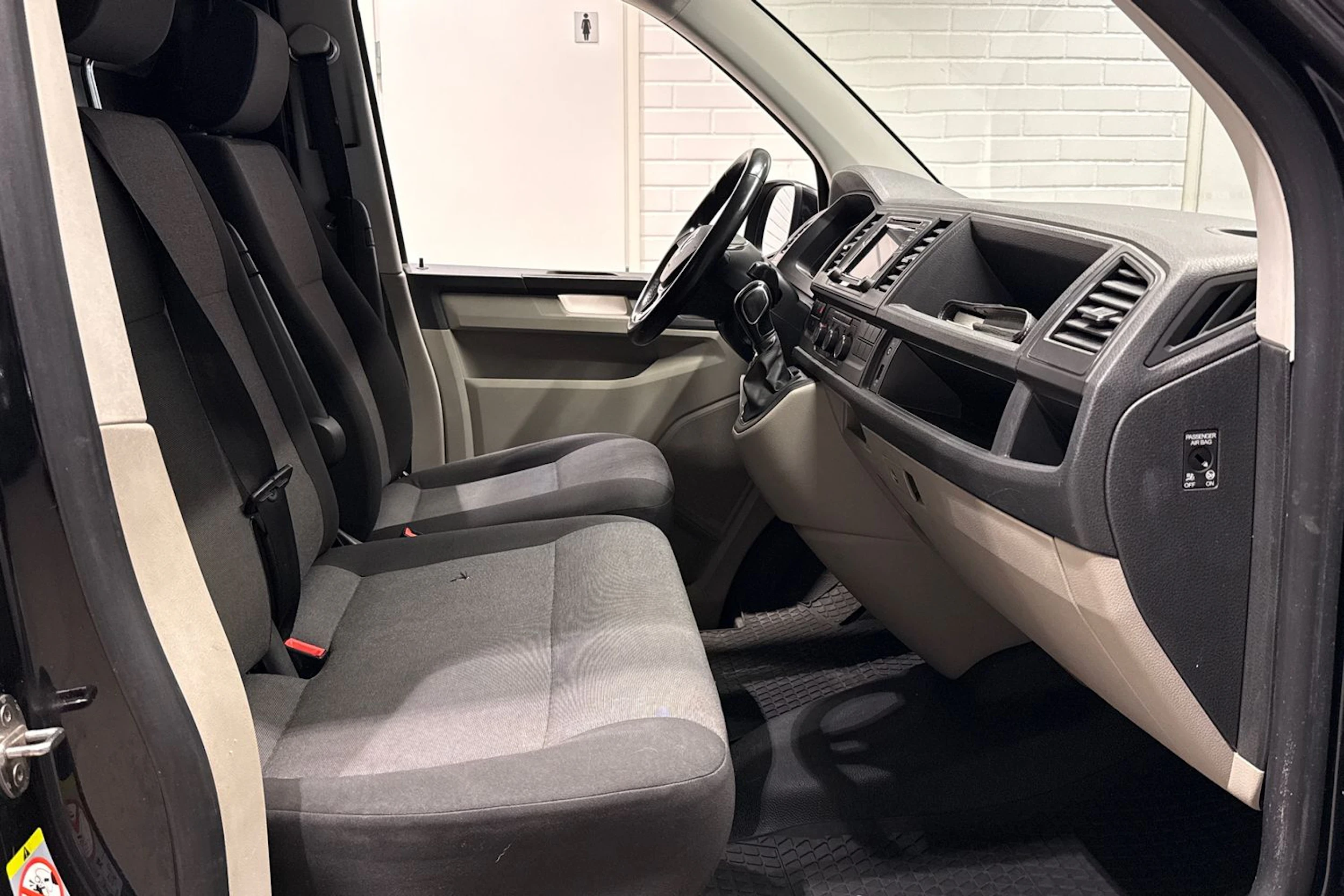Musta Volkswagen TRANSPORTER 2019 kuva 13.
