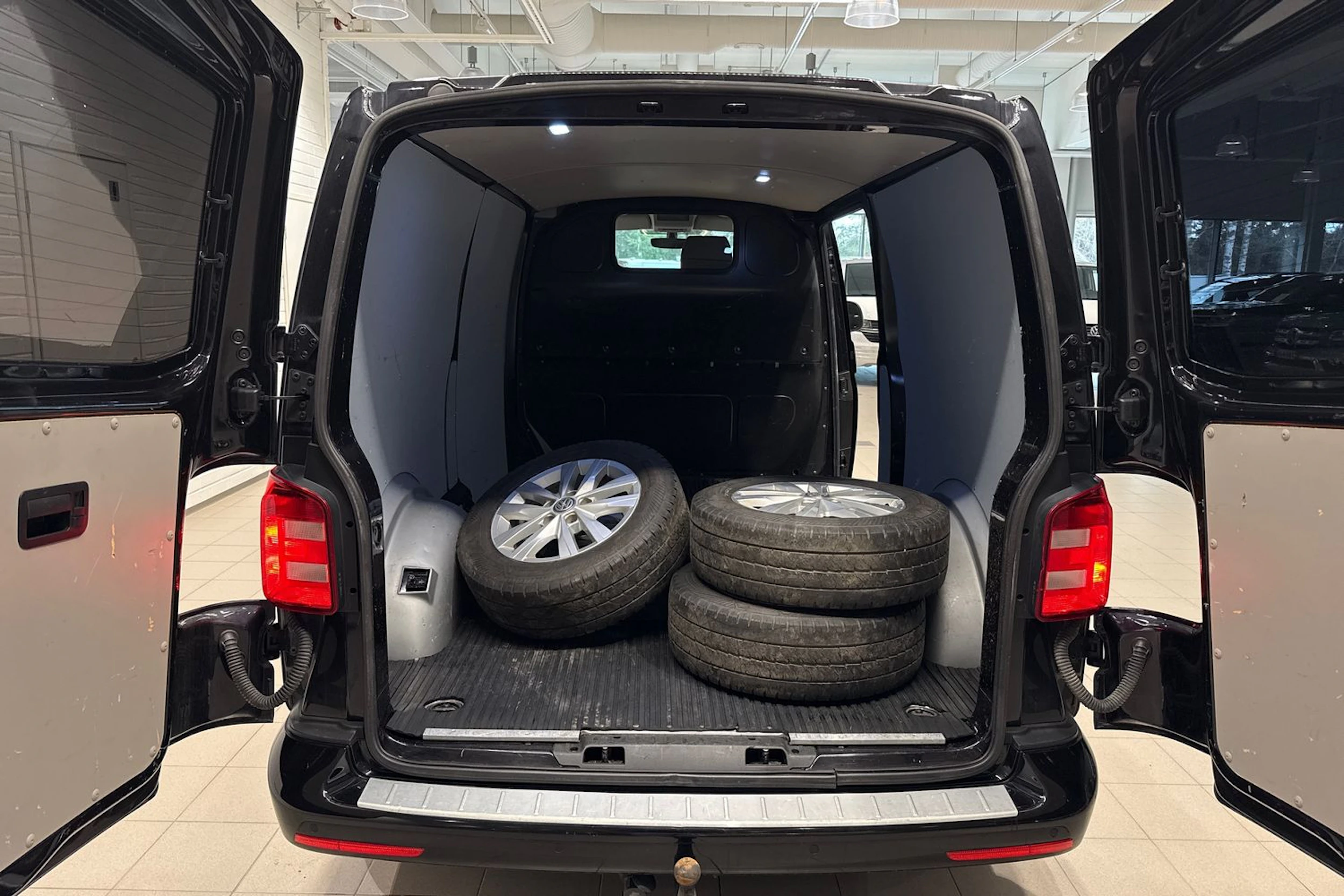 Musta Volkswagen TRANSPORTER 2019 kuva 15.