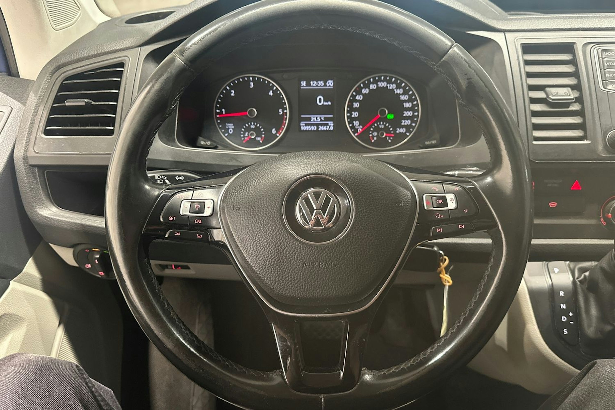 sininen Volkswagen Transporter 2019 kuva 14.