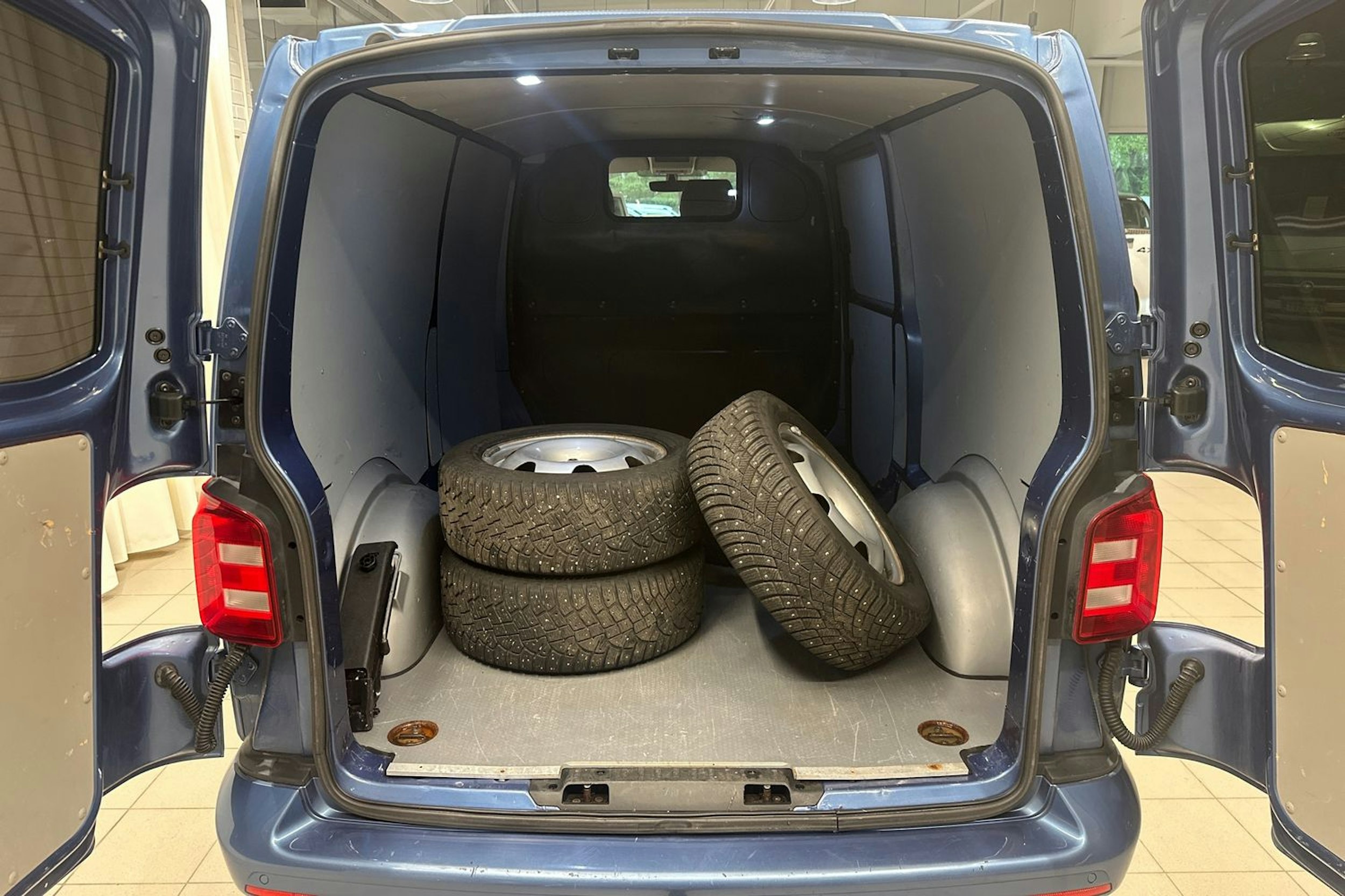 sininen Volkswagen Transporter 2019 kuva 23.