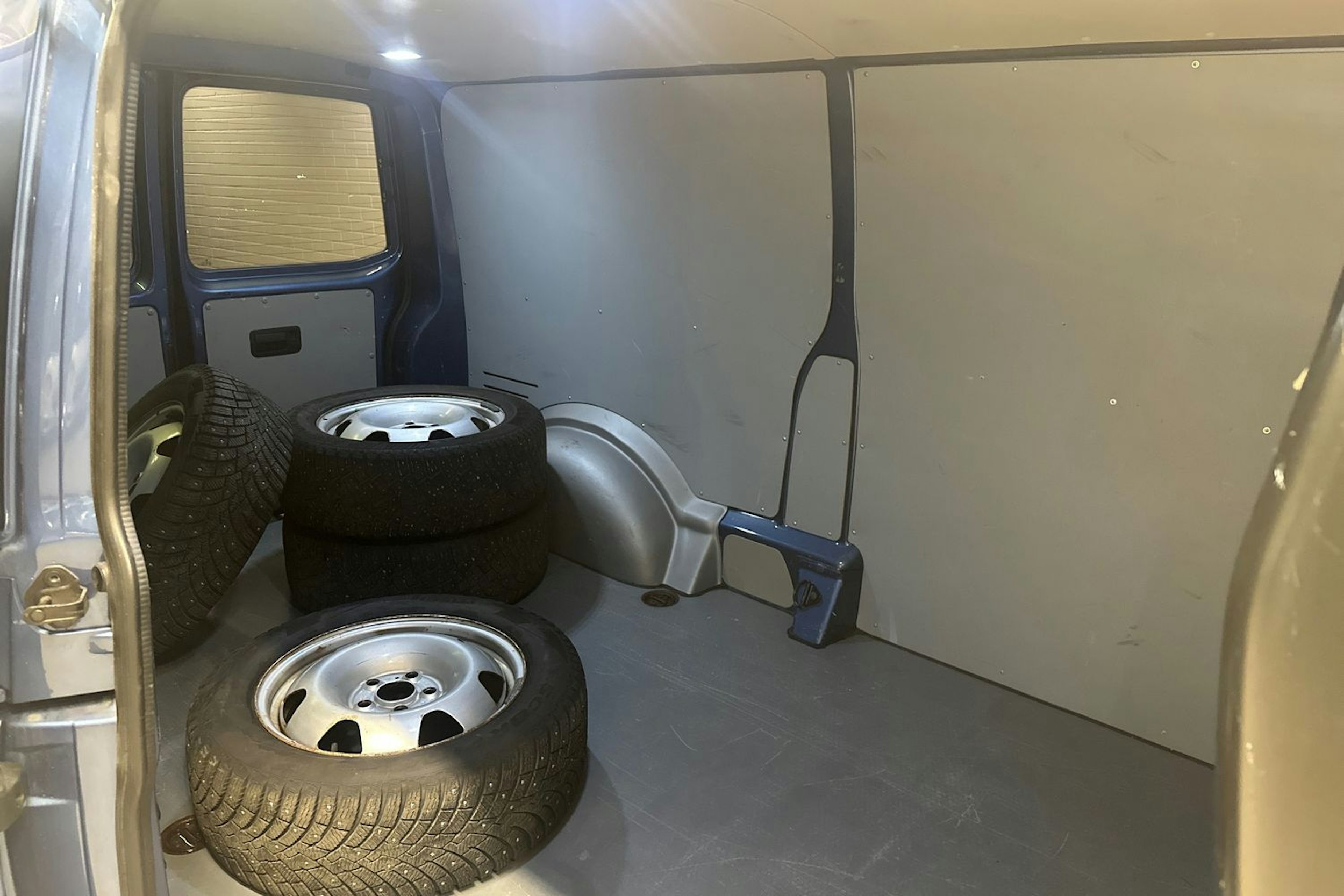 sininen Volkswagen Transporter 2019 kuva 26.