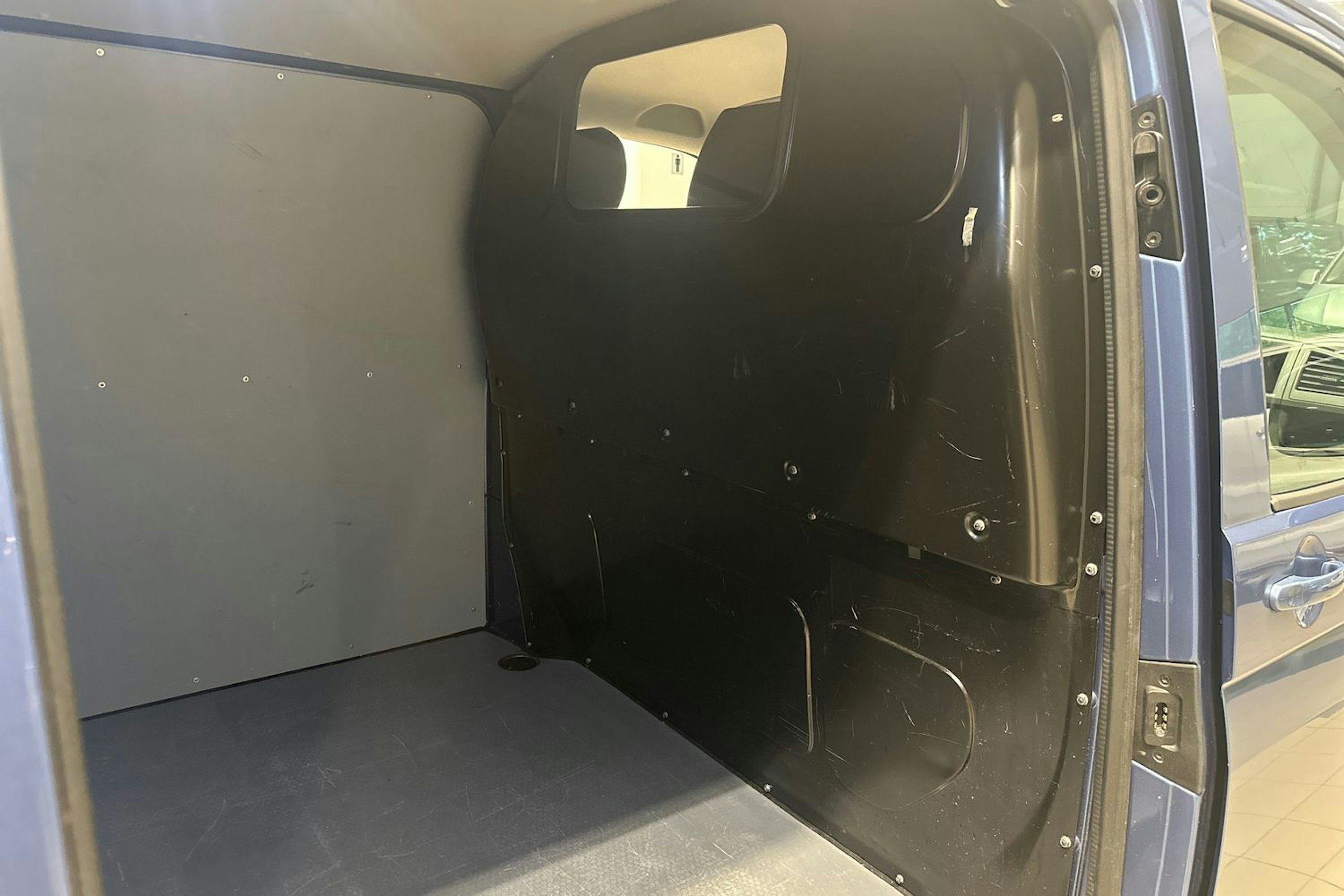 sininen Volkswagen Transporter 2019 kuva 27.