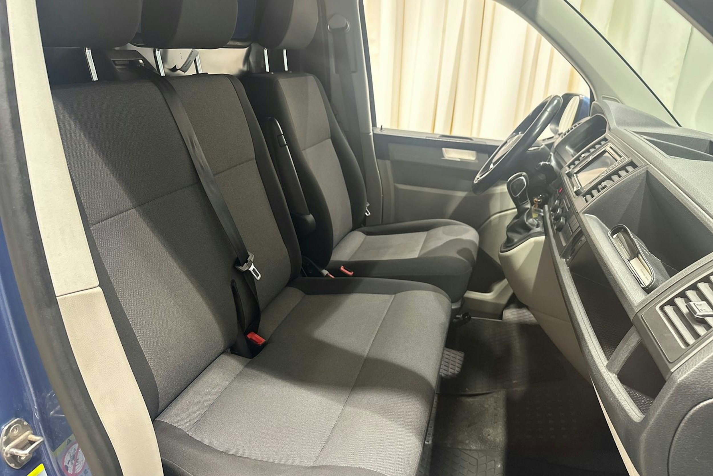 sininen Volkswagen Transporter 2019 kuva 28.