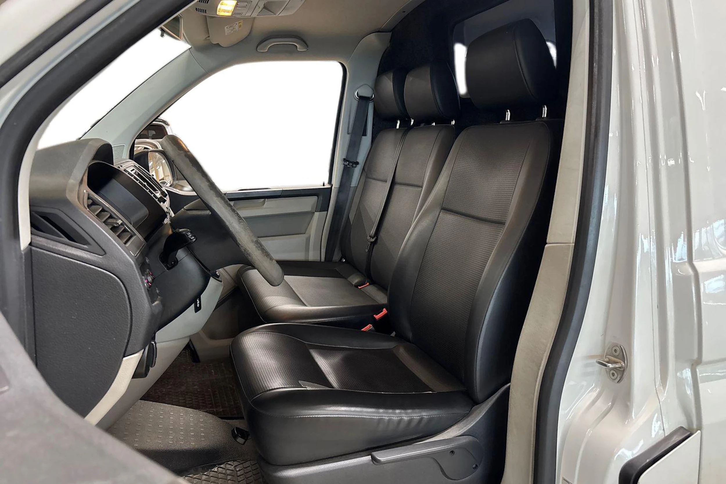 valkoinen Volkswagen Transporter 2019 kuva 3.