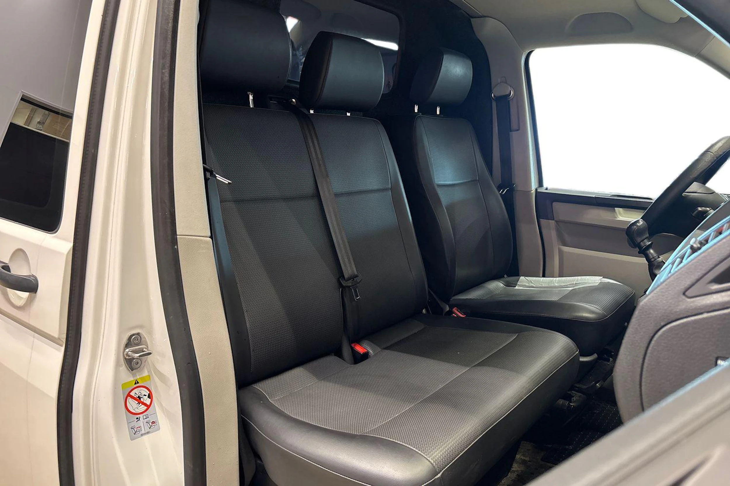 valkoinen Volkswagen Transporter 2019 kuva 11.