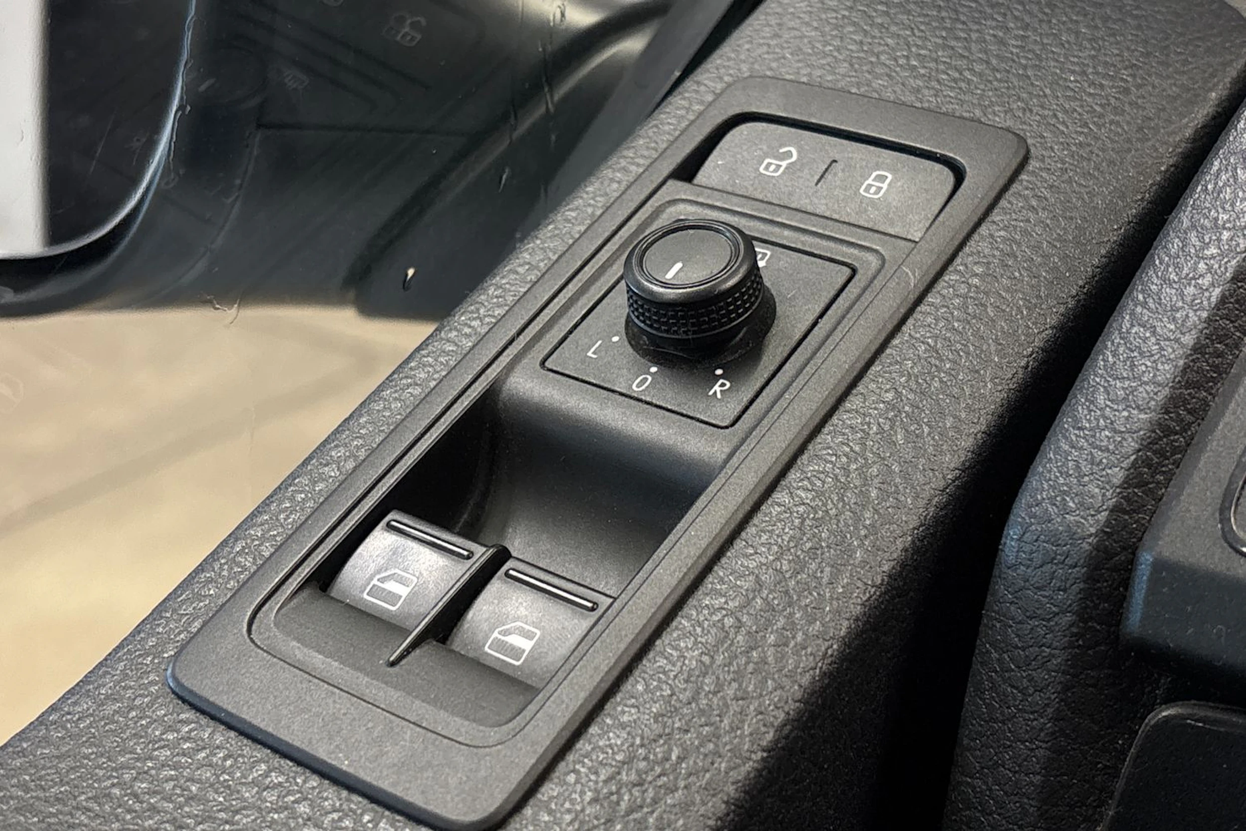 valkoinen Volkswagen Transporter 2019 kuva 13.