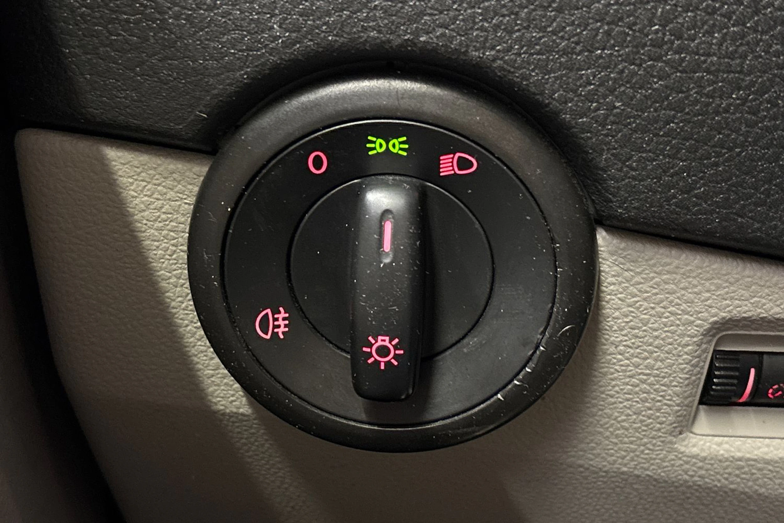 valkoinen Volkswagen Transporter 2019 kuva 15.