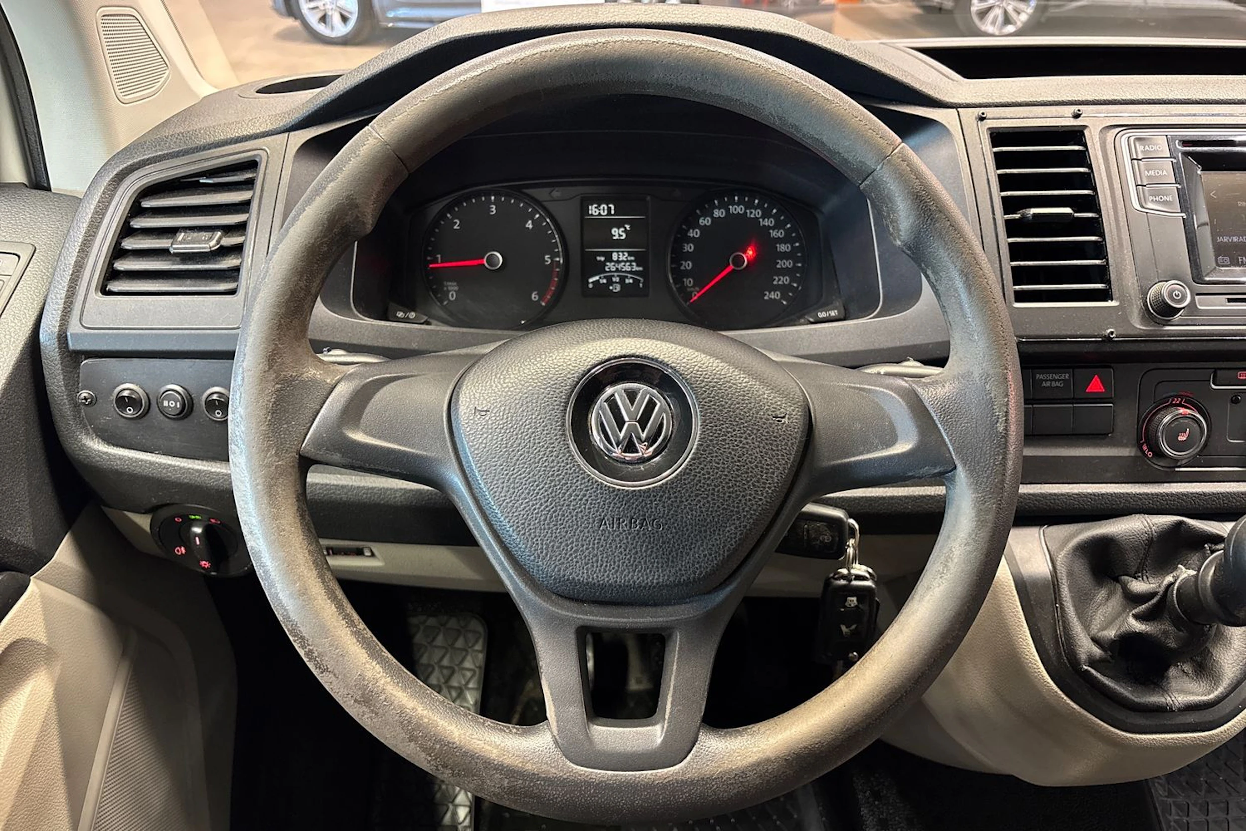 valkoinen Volkswagen Transporter 2019 kuva 17.