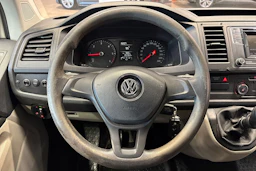 valkoinen Volkswagen Transporter 2019 kuva 17.