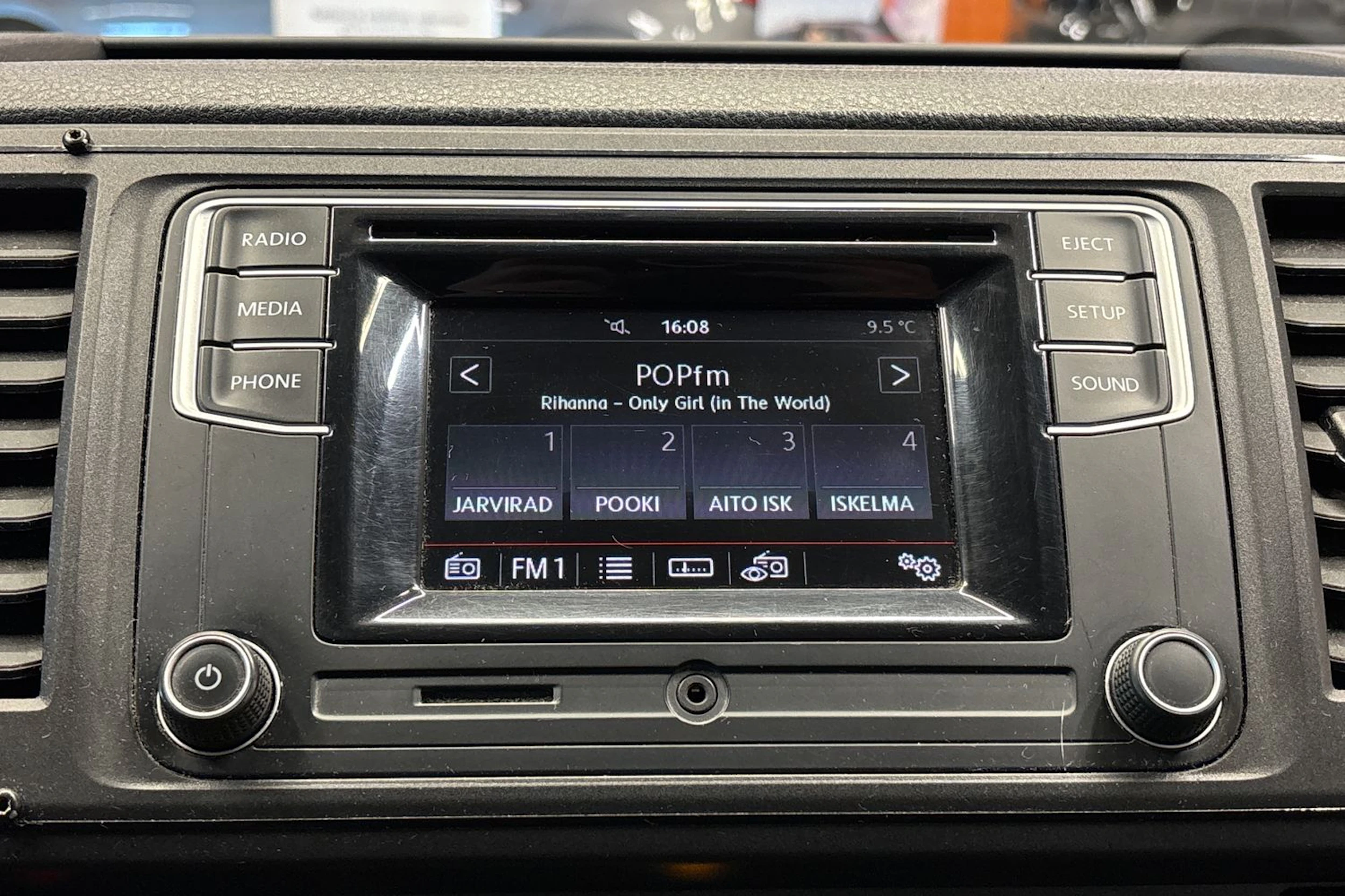 valkoinen Volkswagen Transporter 2019 kuva 18.