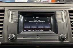 valkoinen Volkswagen Transporter 2019 kuva 18.