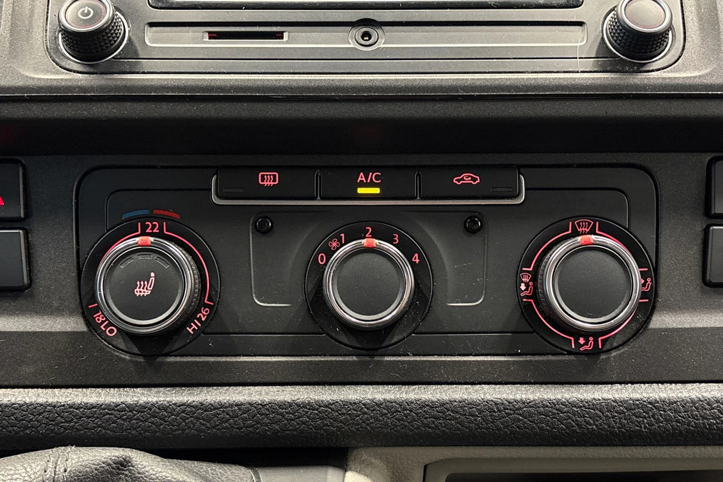 valkoinen Volkswagen Transporter 2019 kuva 21.