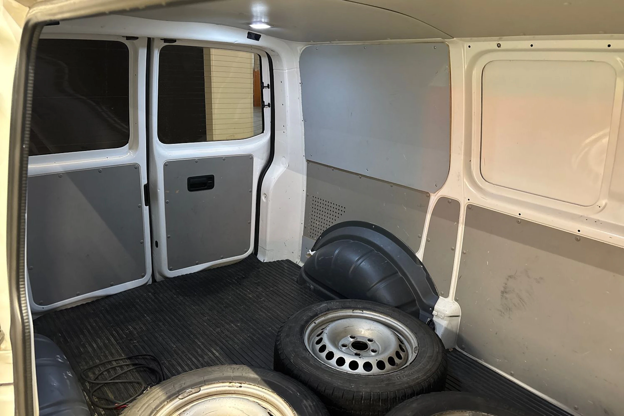 valkoinen Volkswagen Transporter 2019 kuva 23.