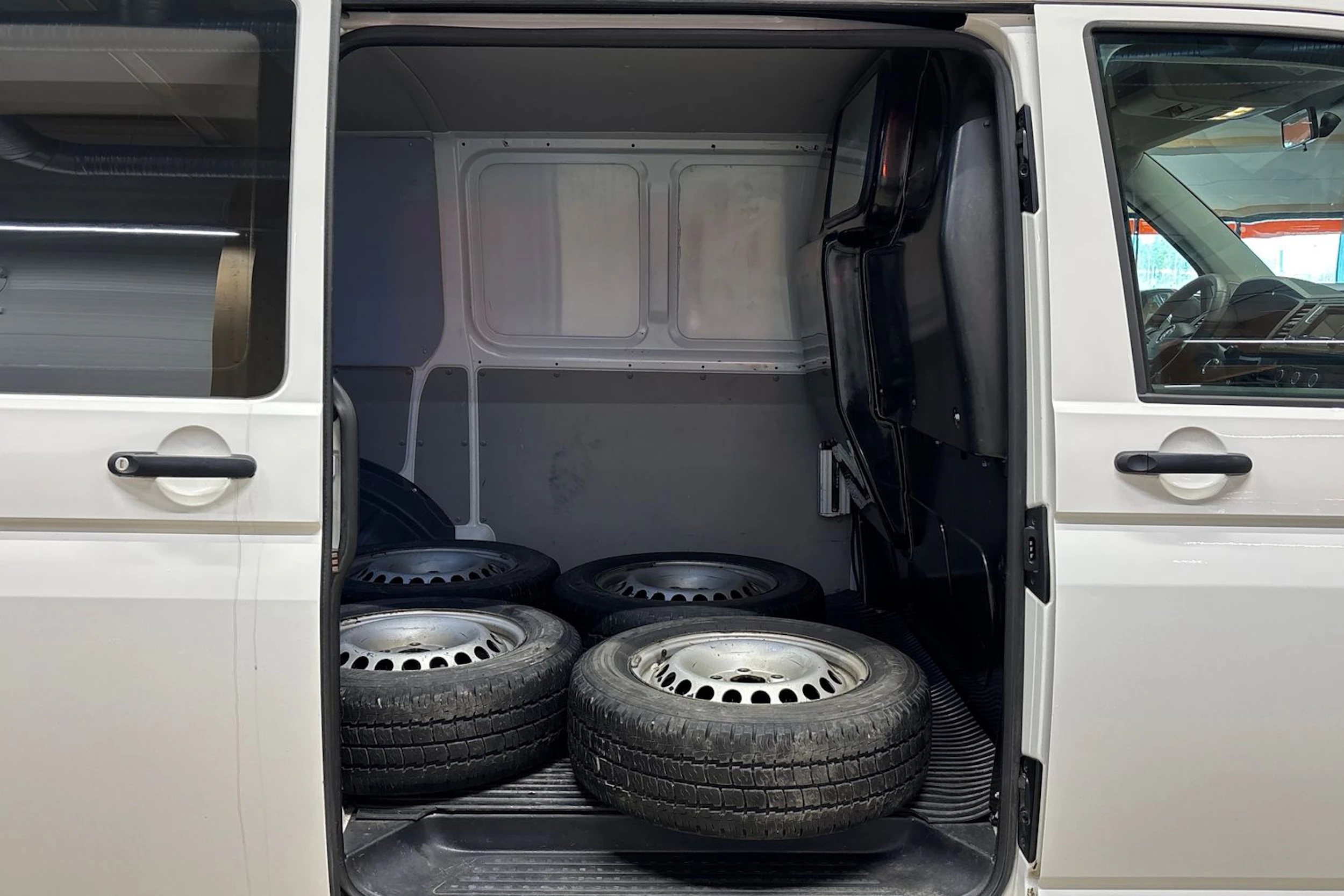 valkoinen Volkswagen Transporter 2019 kuva 24.