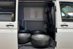valkoinen Volkswagen Transporter 2019 kuva 24.