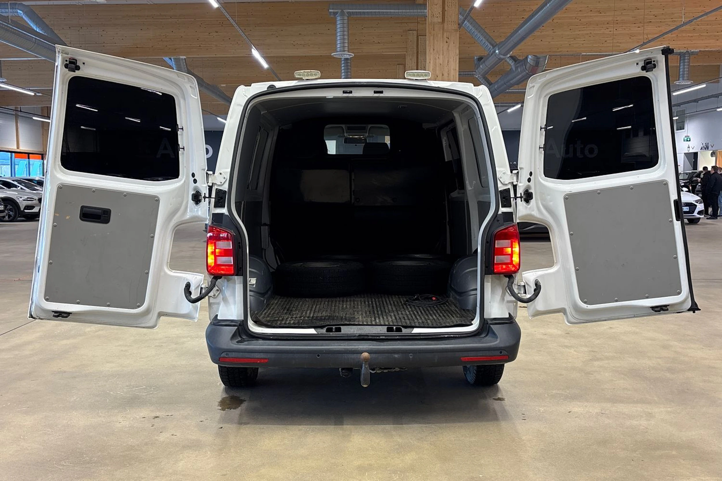 valkoinen Volkswagen Transporter 2019 kuva 25.