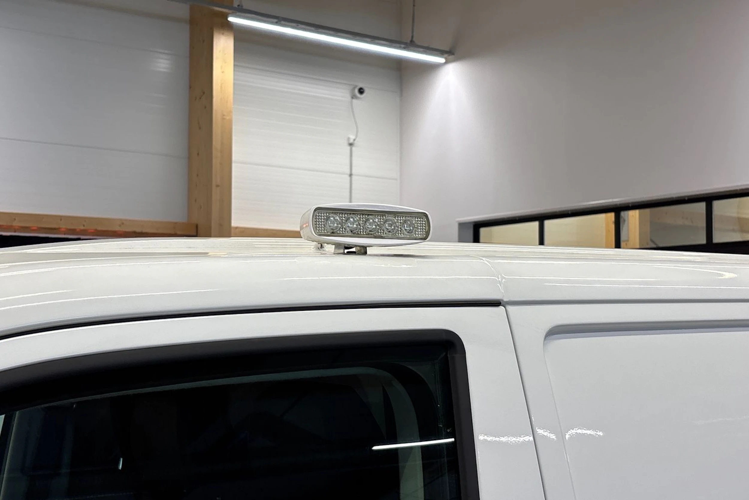 valkoinen Volkswagen Transporter 2019 kuva 27.